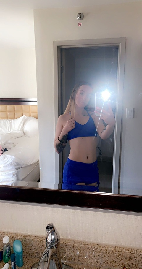 emmy0900 onlyfans leaked picture 1