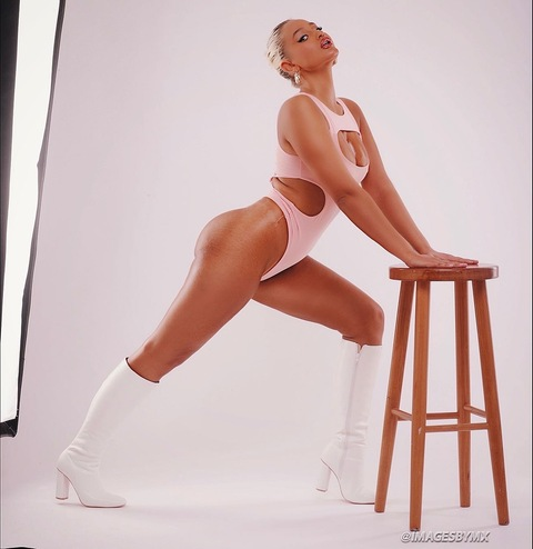 rowenaviolet onlyfans leaked picture 2